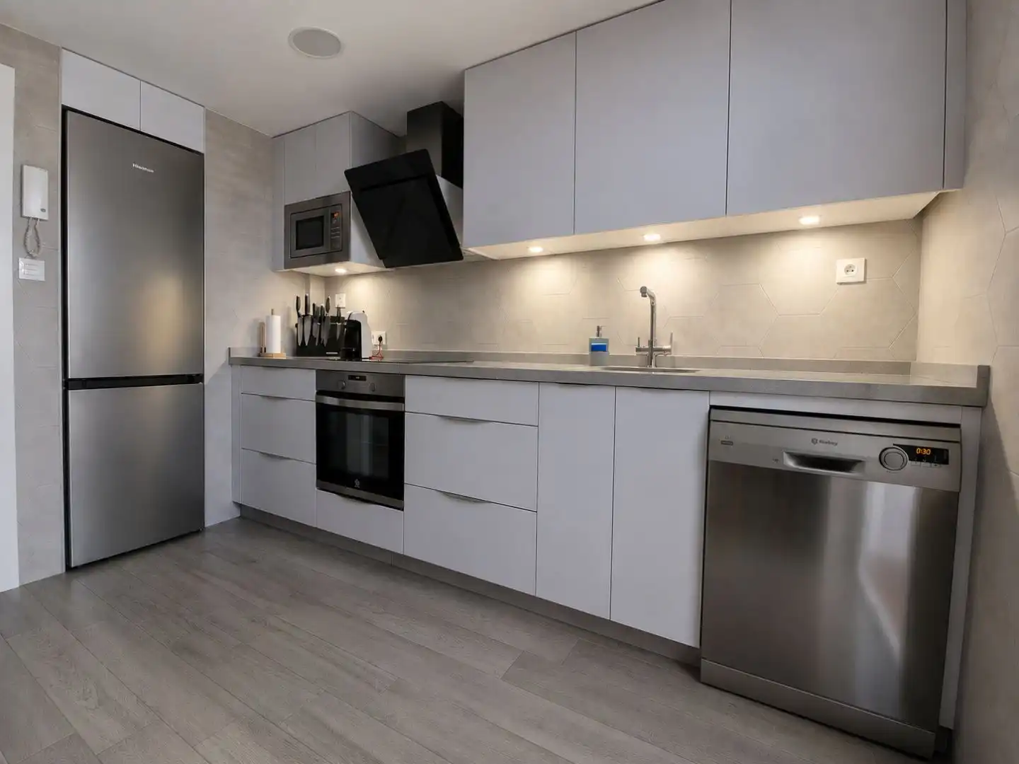 Flat for rent in Paseo de las Brisas, 3, Arroyo de la Miel Kitchen of Flat for rent in Benalmádena with Air Conditioner, Terrace and Swimming Pool
