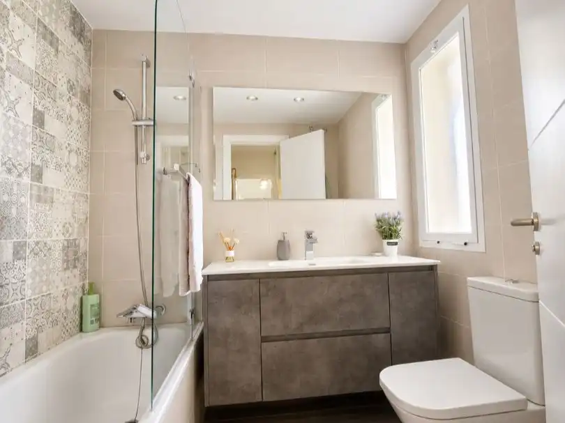 Flat for rent in Paseo de las Brisas, 3, Arroyo de la Miel Bathroom of Flat for rent in Benalmádena with Air Conditioner, Terrace and Swimming Pool