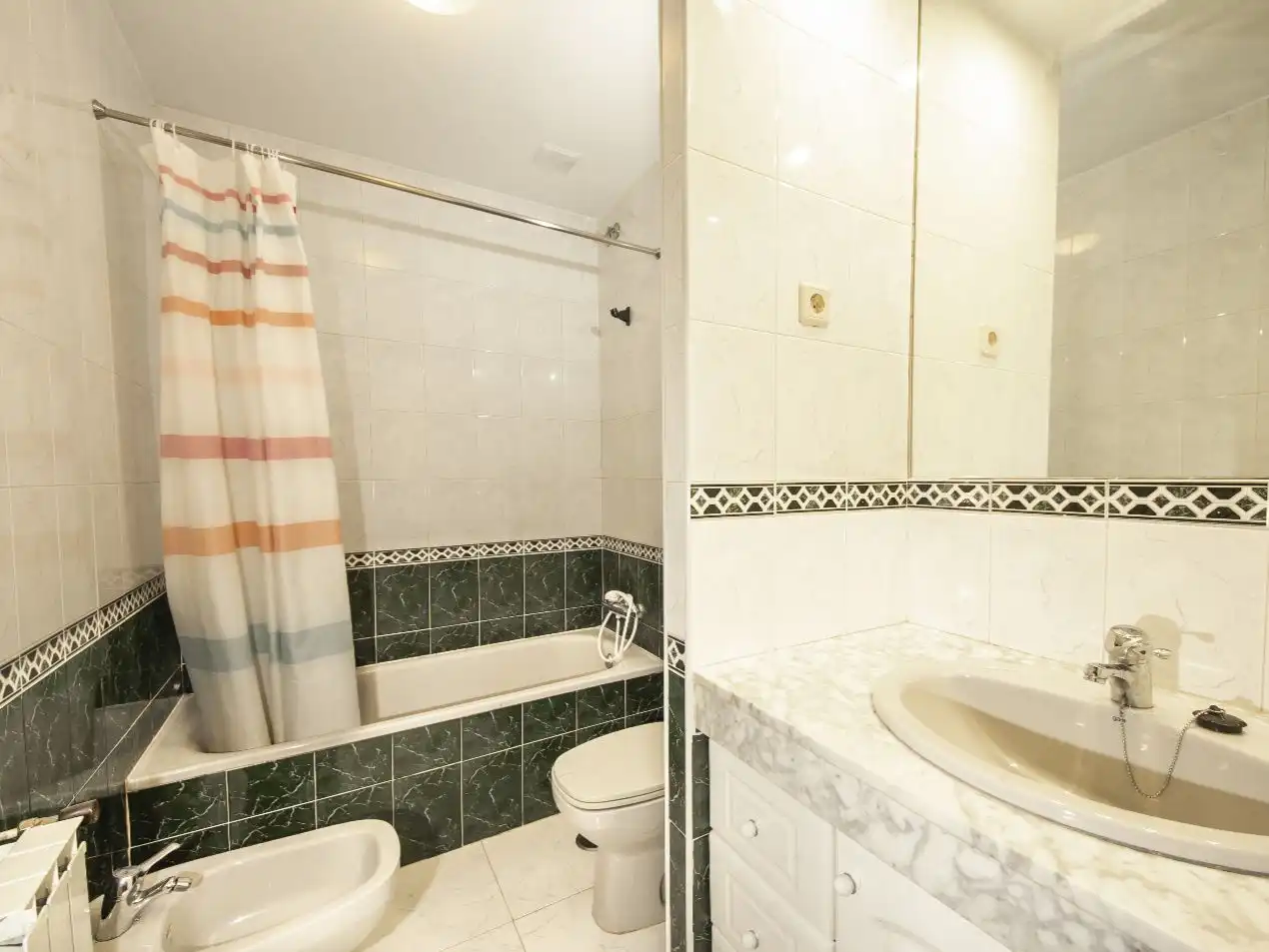 Piso en venta en Calle Postas, 21, Postas Baño de Piso en venta en Azuqueca de Henares con Aire acondicionado, Calefacción y Jardín privado