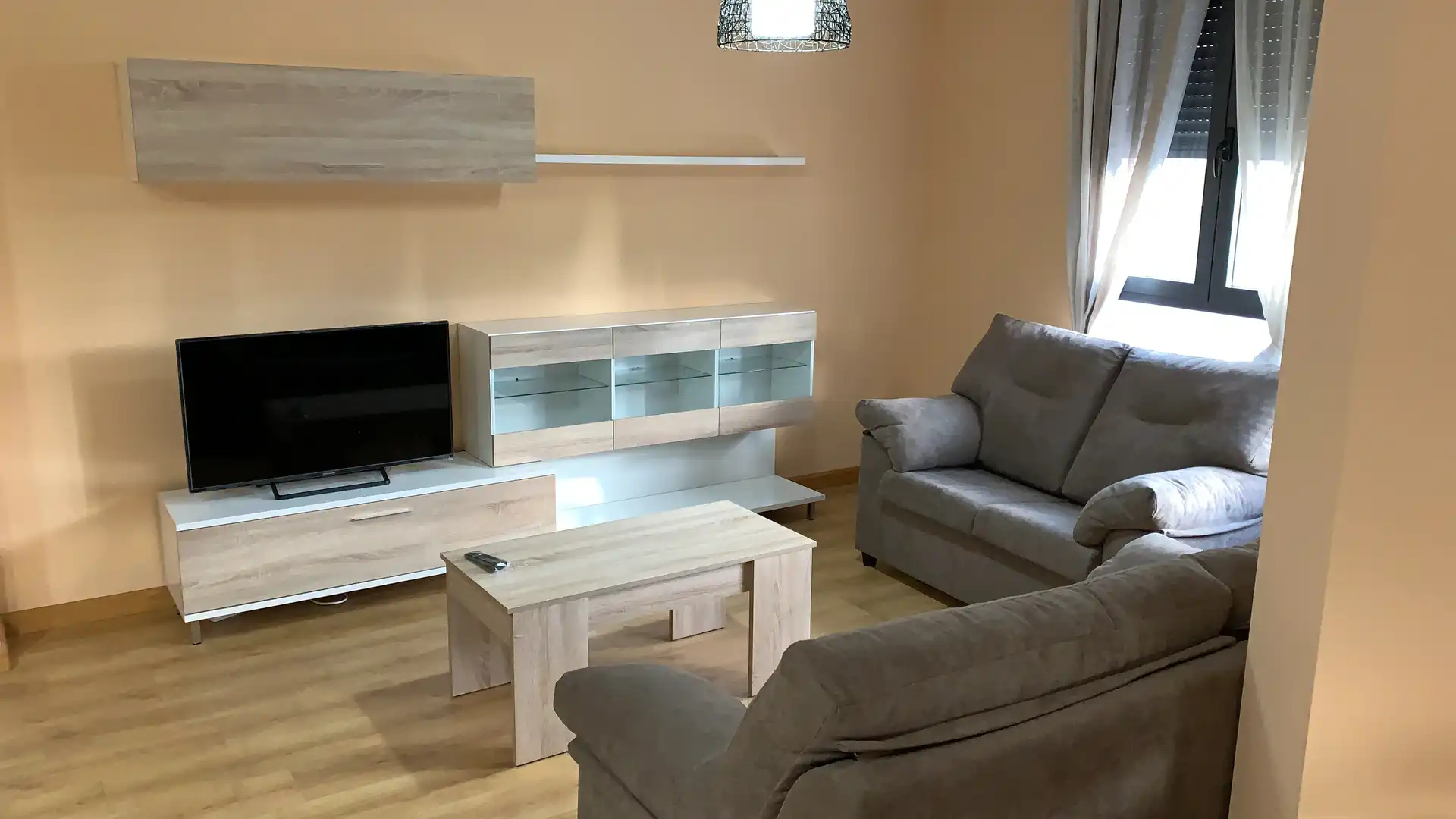 Flat for rent in Calle, 22, Flores de Sil - La Placa Living room of Flat for rent in Ponferrada with Heating, Parquet flooring and Storage room