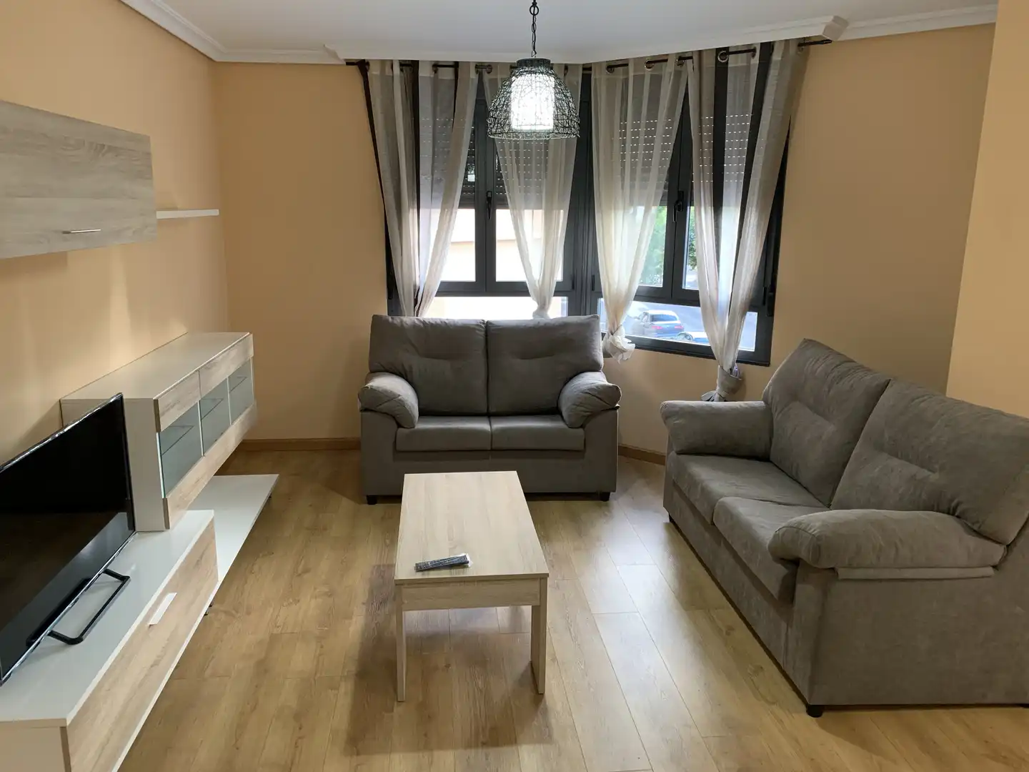 Flat for rent in Calle, 22, Flores de Sil - La Placa Living room of Flat for rent in Ponferrada with Heating, Parquet flooring and Storage room