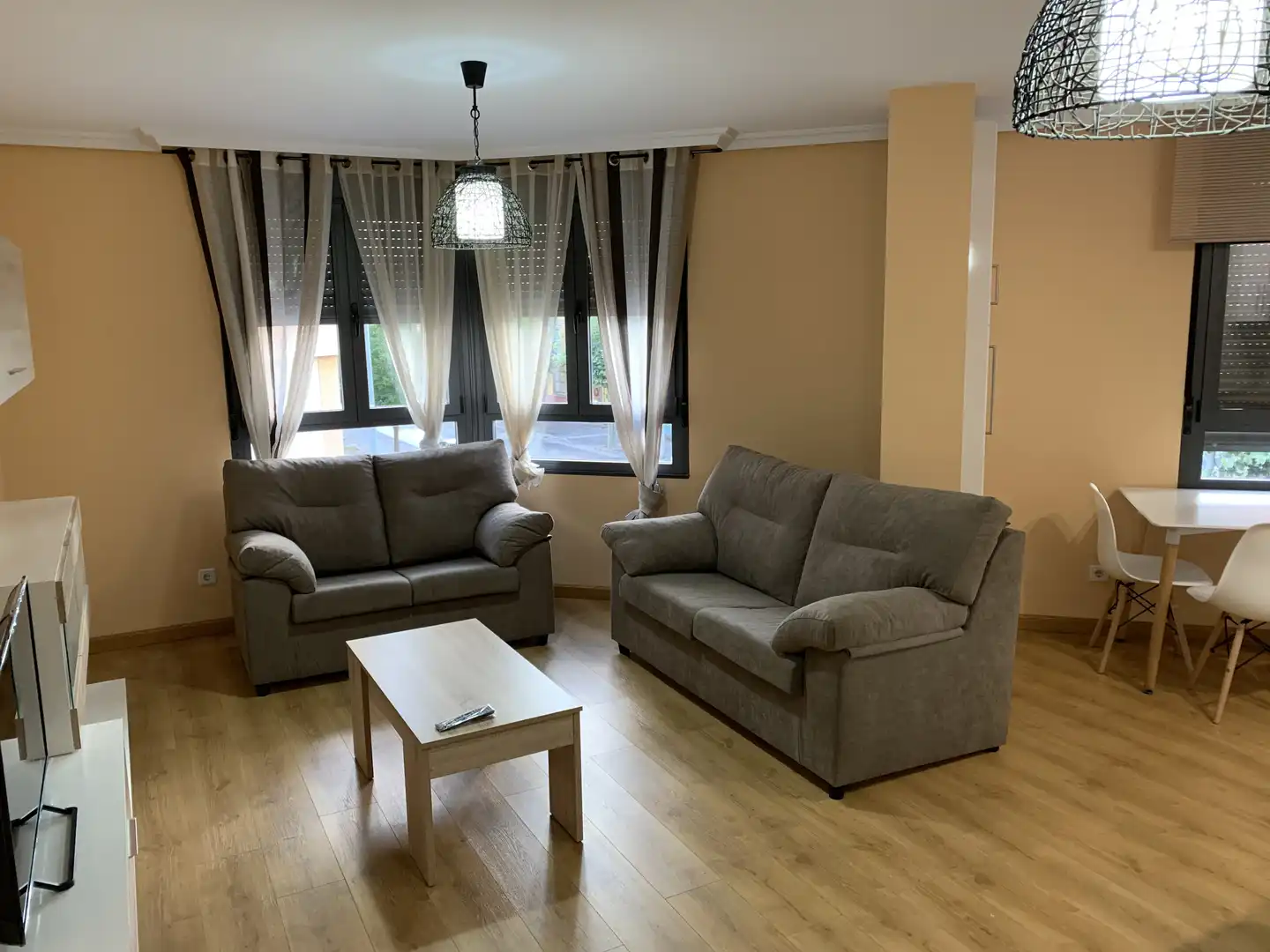 Flat for rent in Calle, 22, Flores de Sil - La Placa Living room of Flat for rent in Ponferrada with Heating, Parquet flooring and Storage room