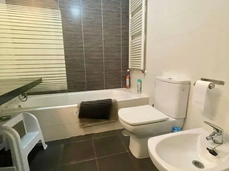 Piso en venta en Calle Martín Muñoz de las Posadas, 8, Ensanche de Vallecas - La Gavia Baño de Piso en venta en Madrid con Aire acondicionado, Calefacción y Jardín privado