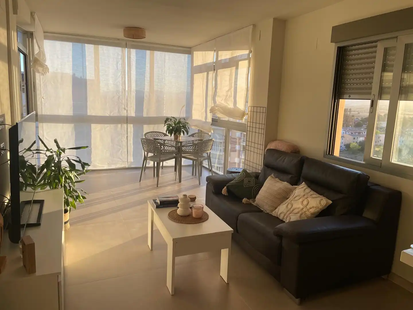 Apartamento de alquiler en Avenida Ferrandis Salvador, 266, La Curva Sala de estar de Apartamento de alquiler en Benicasim / Benicàssim con Trastero, Piscina y Amueblado