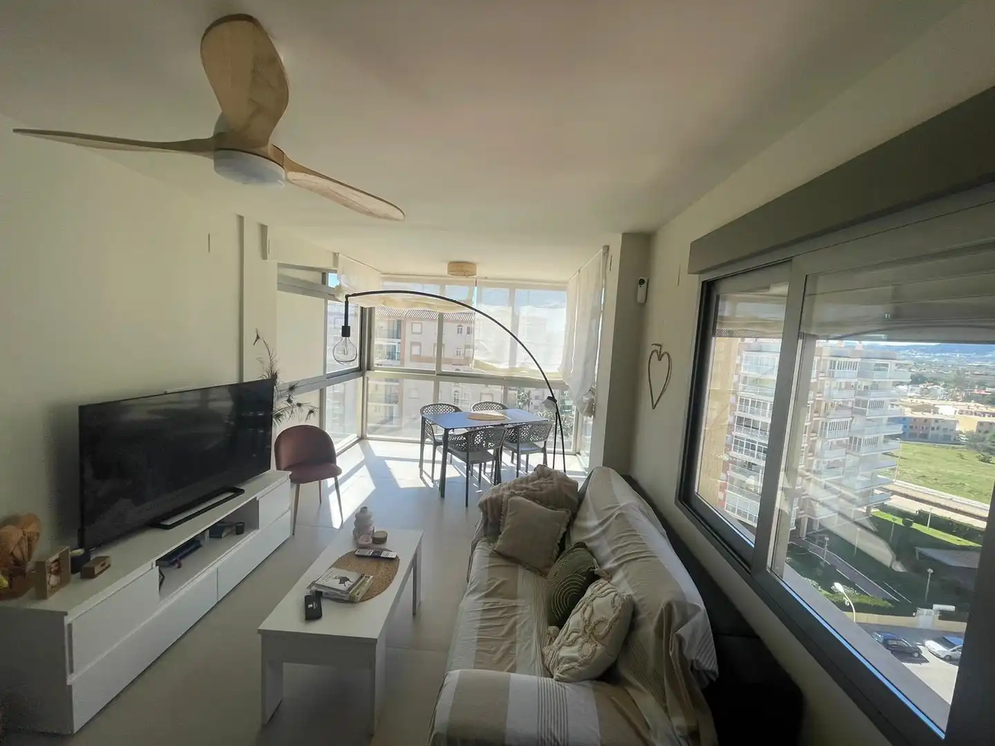 Apartamento de alquiler en Avenida Ferrandis Salvador, 266, La Curva Sala de estar de Apartamento de alquiler en Benicasim / Benicàssim con Trastero, Piscina y Amueblado
