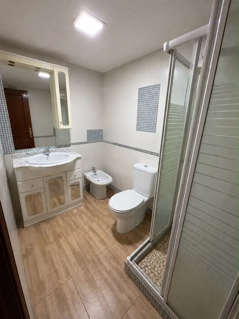 Casa o xalet en venda a Calle Noblejas, 10, Urbanización San Isidro Bany de Casa o xalet en venda en Ocaña amb Jardí privat, Parquet i Terrassa