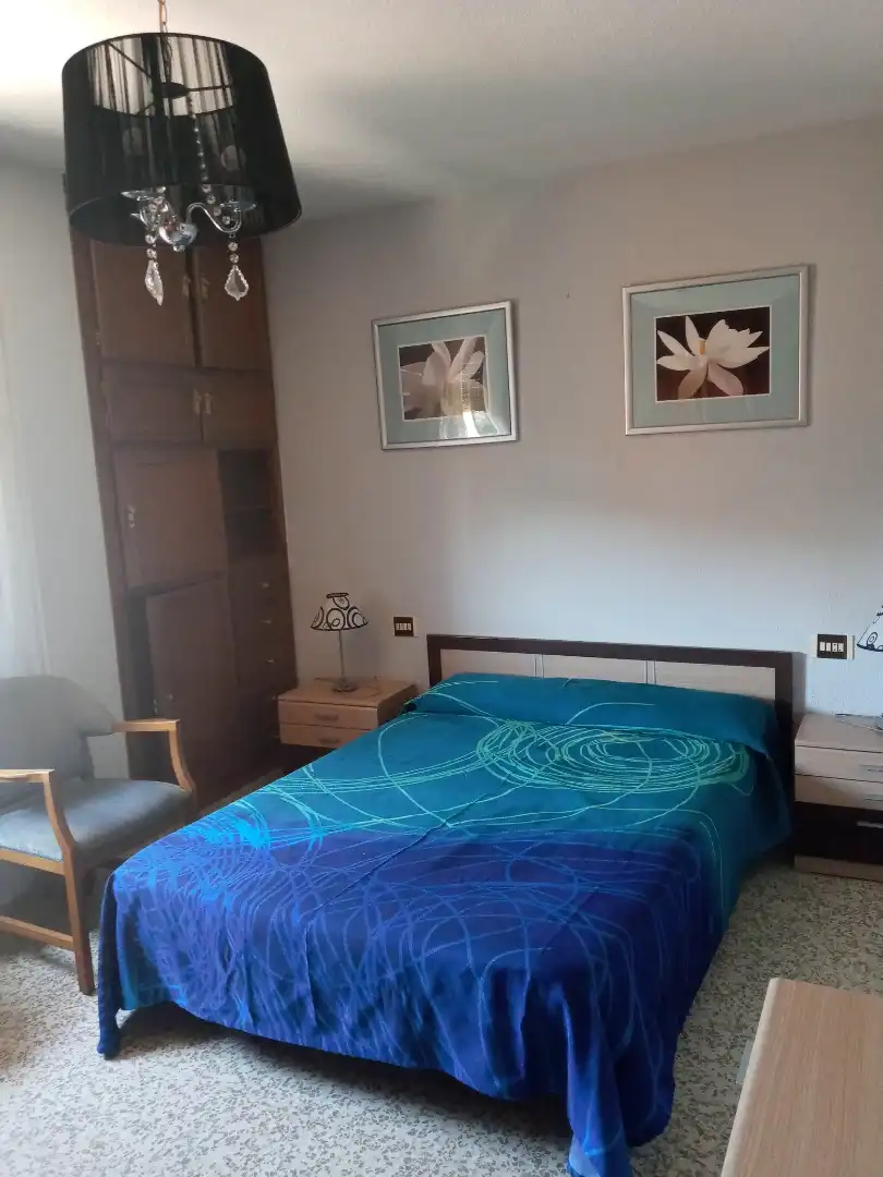 Pis de lloguer a Avenida de Cadiz, 42, Barrio de Zaidín Dormitori de Pis de lloguer en Granada amb Aire condicionat, Jardí privat i Moblat