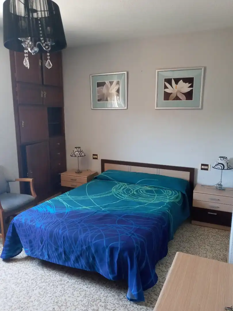 Pis de lloguer a Avenida de Cadiz, 42, Barrio de Zaidín Dormitori de Pis de lloguer en Granada amb Aire condicionat, Jardí privat i Moblat