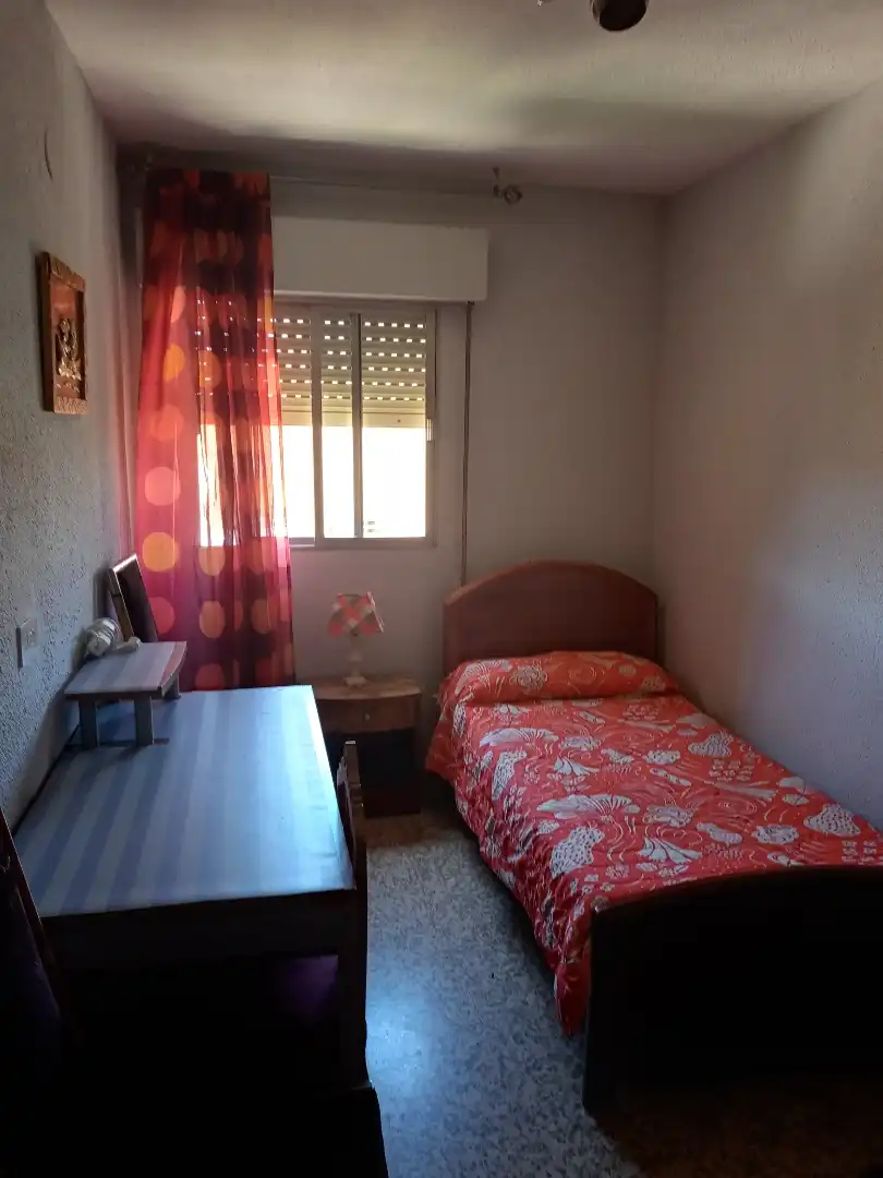 Pis de lloguer a Avenida de Cadiz, 42, Barrio de Zaidín Dormitori de Pis de lloguer en Granada amb Aire condicionat, Jardí privat i Moblat
