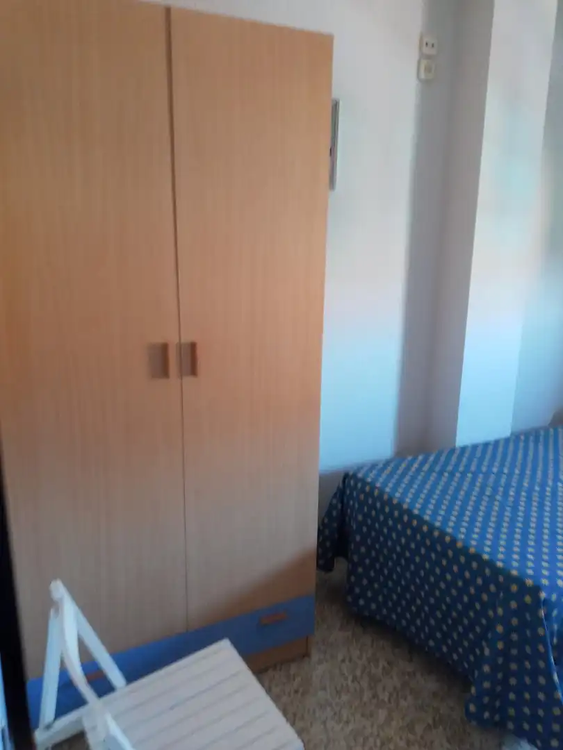 Pis de lloguer a Avenida de Cadiz, 42, Barrio de Zaidín Dormitori de Pis de lloguer en Granada amb Aire condicionat, Jardí privat i Moblat