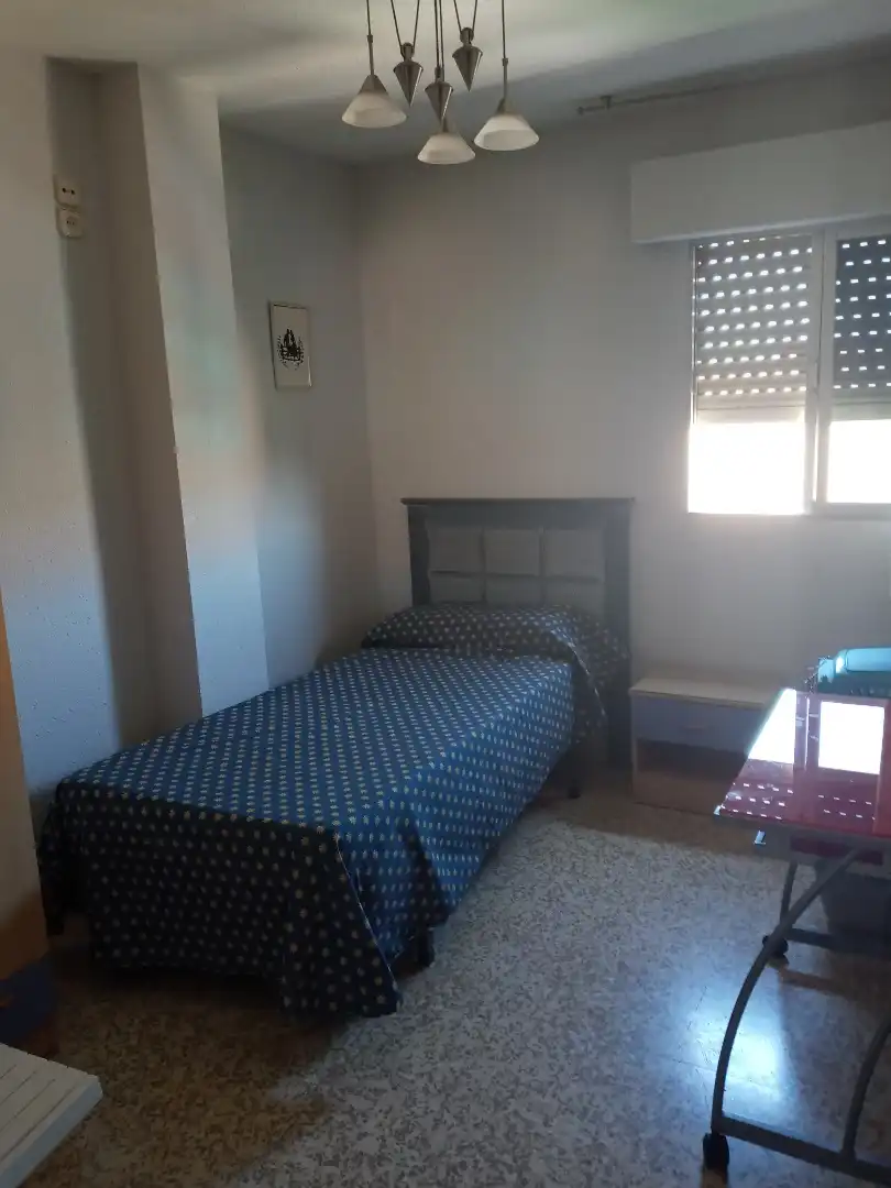 Pis de lloguer a Avenida de Cadiz, 42, Barrio de Zaidín Dormitori de Pis de lloguer en Granada amb Aire condicionat, Jardí privat i Moblat