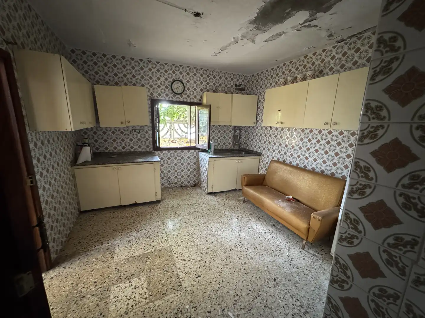 Einfamilien-Reihenhaus zum Verkauf in Calle León y Castillo, 3, Valsequillo de Gran Canaria Küche von Einfamilien-Reihenhaus zum Verkauf in Valsequillo de Gran Canaria mit Klimaanlage