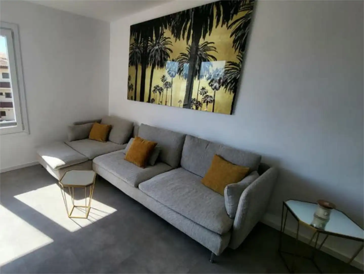 Apartament de lloguer a Cap Ras - Creus - Falconera Sala d'estar de Apartament de lloguer en Empuriabrava amb Jardí privat, Terrassa i Piscina