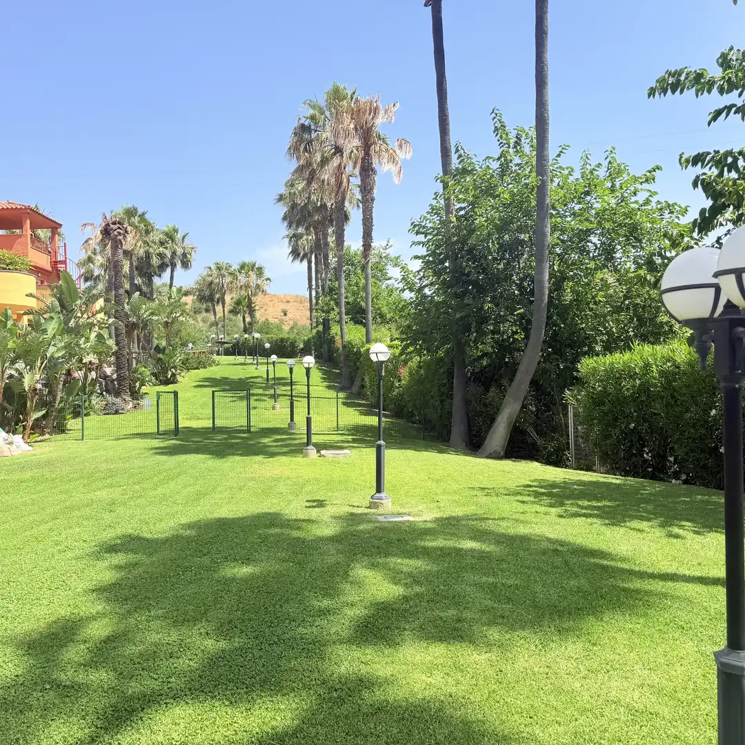 Pis en venda a Avenida Alpandeire, 33, Reserva de Marbella Vista exterior de Pis en venda en Marbella amb Aire condicionat, Terrassa i Piscina