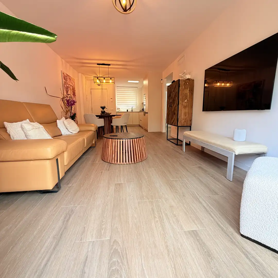 Pis en venda a Avenida Alpandeire, 33, Reserva de Marbella Sala d'estar de Pis en venda en Marbella amb Aire condicionat, Terrassa i Piscina