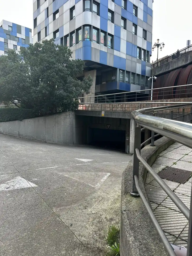 Parkplatz von Garage zur Miete in Oviedo 