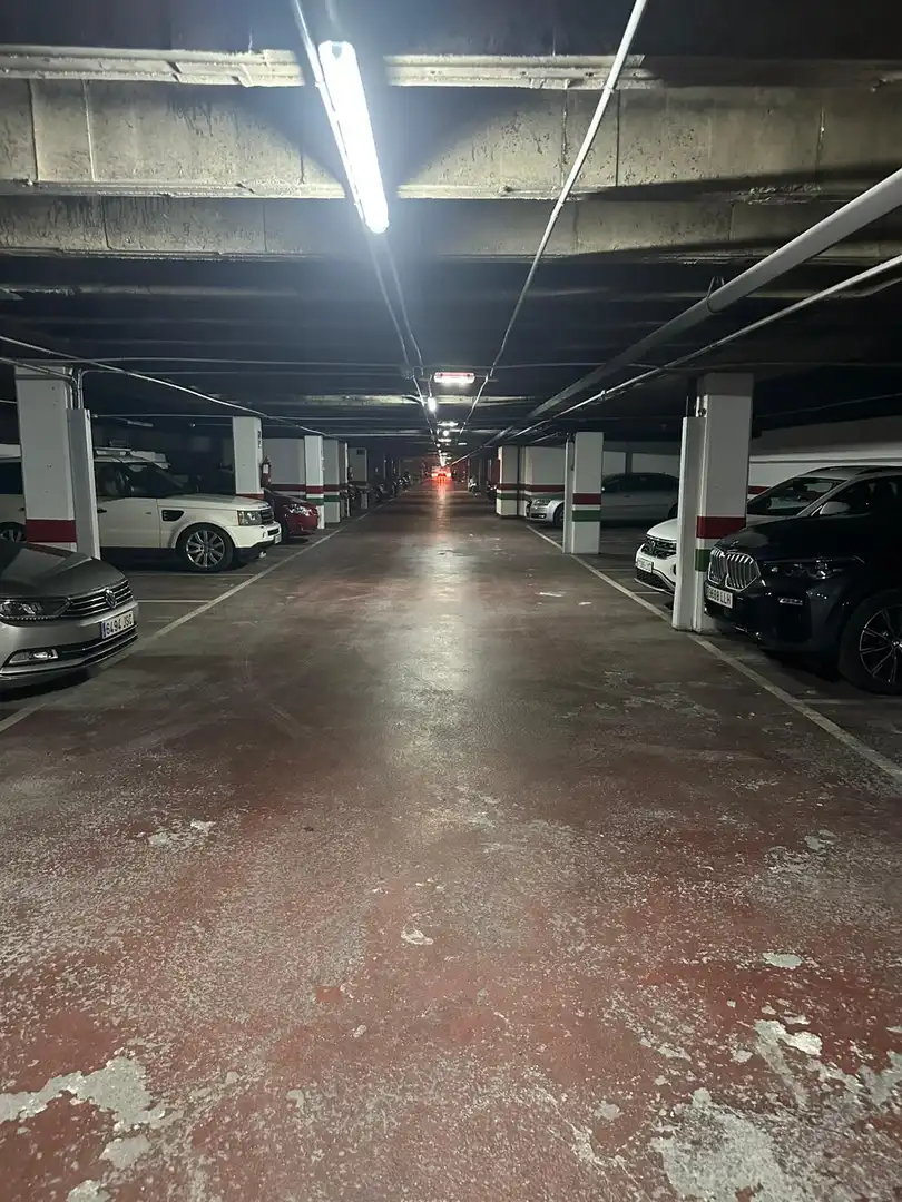 Parkplatz von Garage zur Miete in Oviedo 
