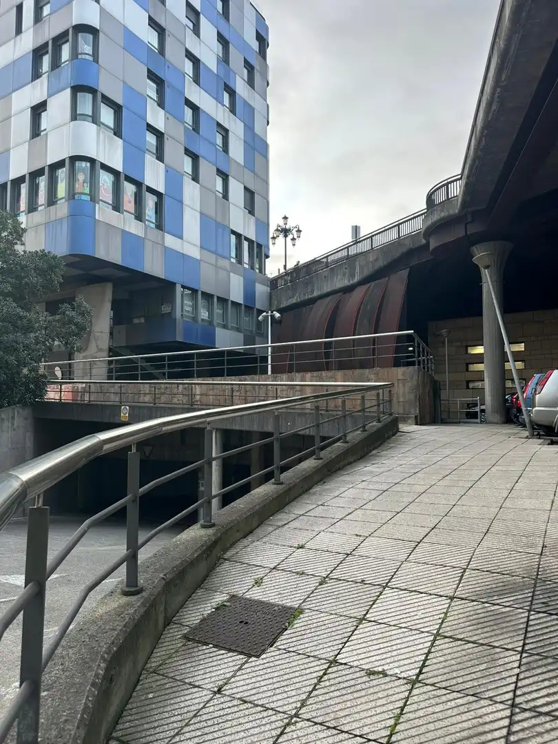 Außenansicht von Garage zur Miete in Oviedo 
