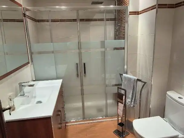 Wohnung zur Miete in Avenida Vicente del Bosque, 32, Chinchibarra Badezimmer von Wohnung zur Miete in Salamanca mit Heizung, Parkett und Möbliert