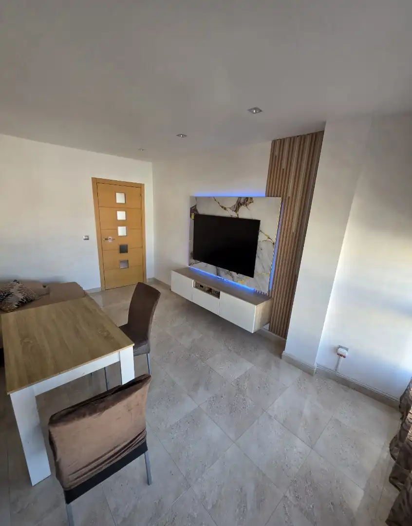 Piso en venta en Calle Emilia Pardo Bazán, 1, La Plata Sala de estar de Piso en venta en Sevilla con Aire acondicionado, Terraza y Horno