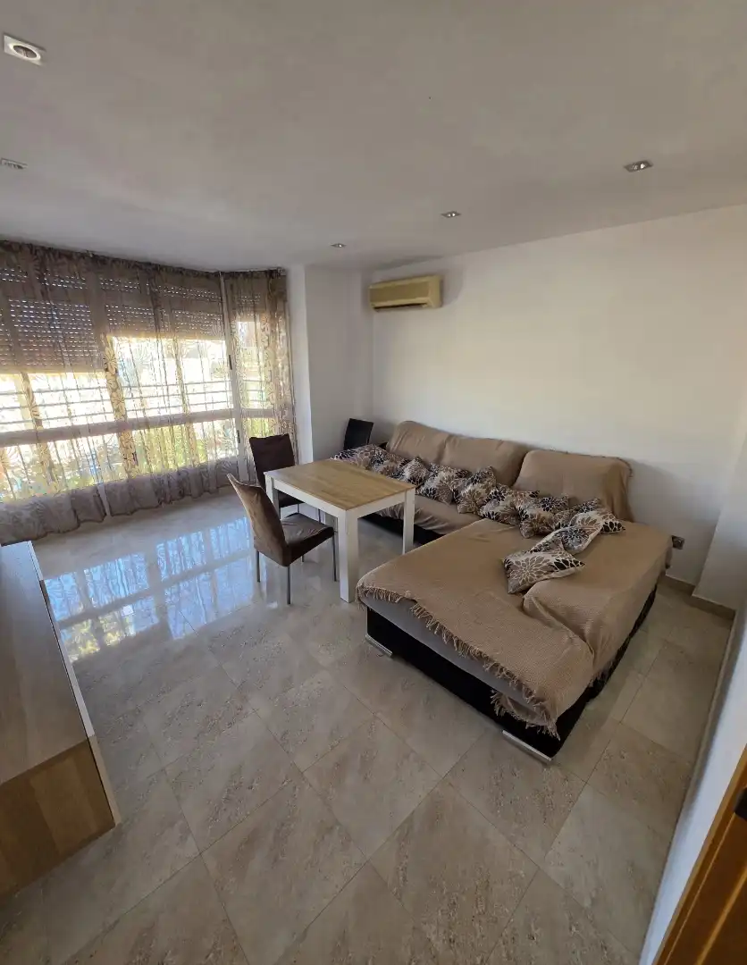 Piso en venta en Calle Emilia Pardo Bazán, 1, La Plata Sala de estar de Piso en venta en Sevilla con Aire acondicionado, Terraza y Horno