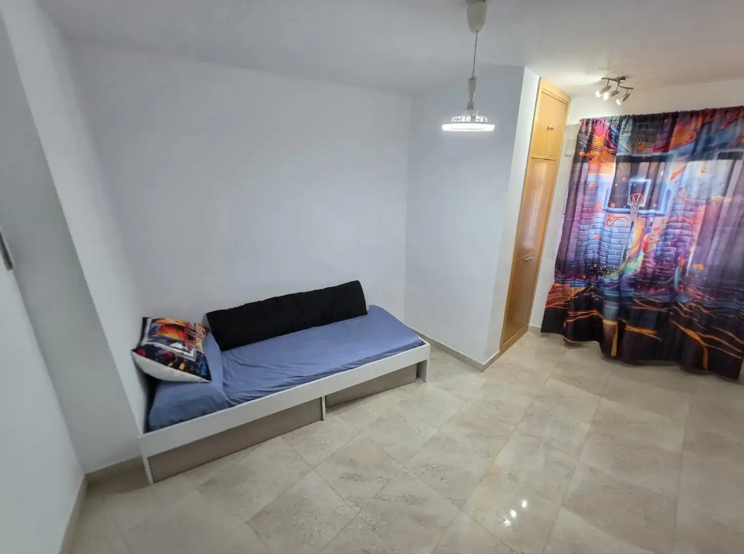 Piso en venta en Calle Emilia Pardo Bazán, 1, La Plata Habitación de Piso en venta en Sevilla con Aire acondicionado, Terraza y Horno