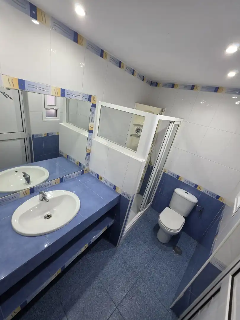 Piso en venta en Calle Emilia Pardo Bazán, 1, La Plata Baño de Piso en venta en Sevilla con Aire acondicionado, Terraza y Horno