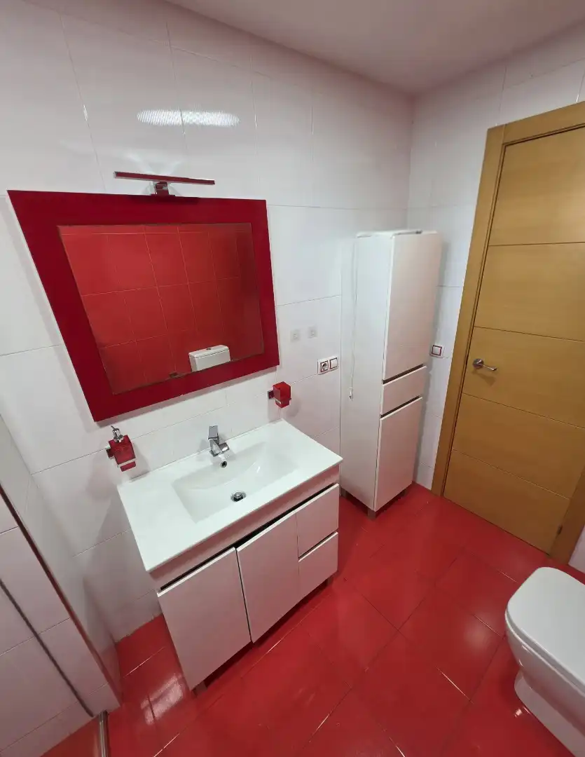 Piso en venta en Calle Emilia Pardo Bazán, 1, La Plata Baño de Piso en venta en Sevilla con Aire acondicionado, Terraza y Horno