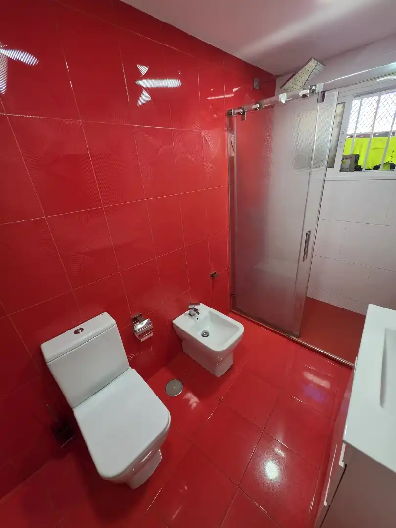 Piso en venta en Calle Emilia Pardo Bazán, 1, La Plata Baño de Piso en venta en Sevilla con Aire acondicionado, Terraza y Horno