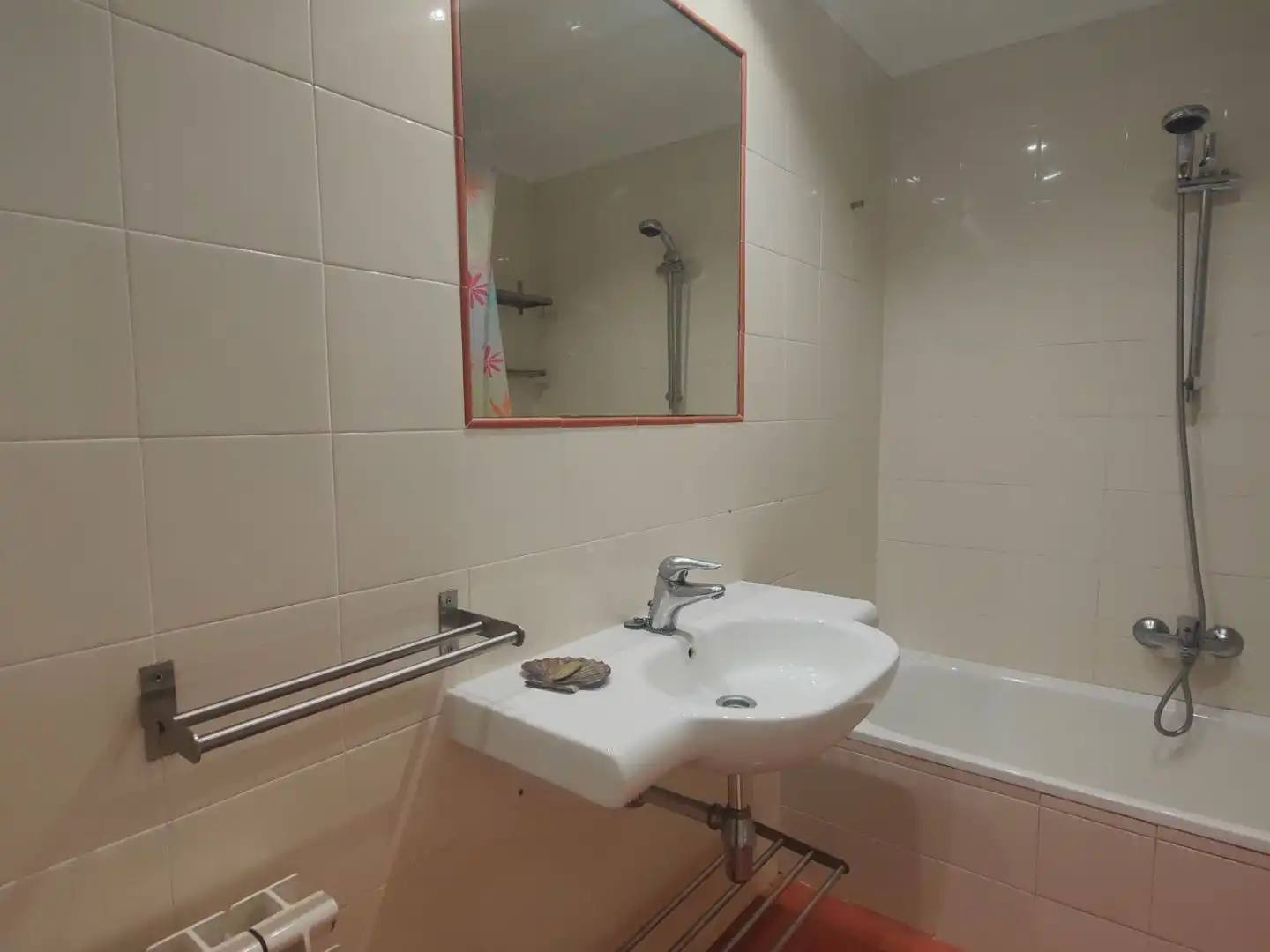 Piso en venta en Calle la Barraca, 1, Los Castros Baño de Piso en venta en Santander