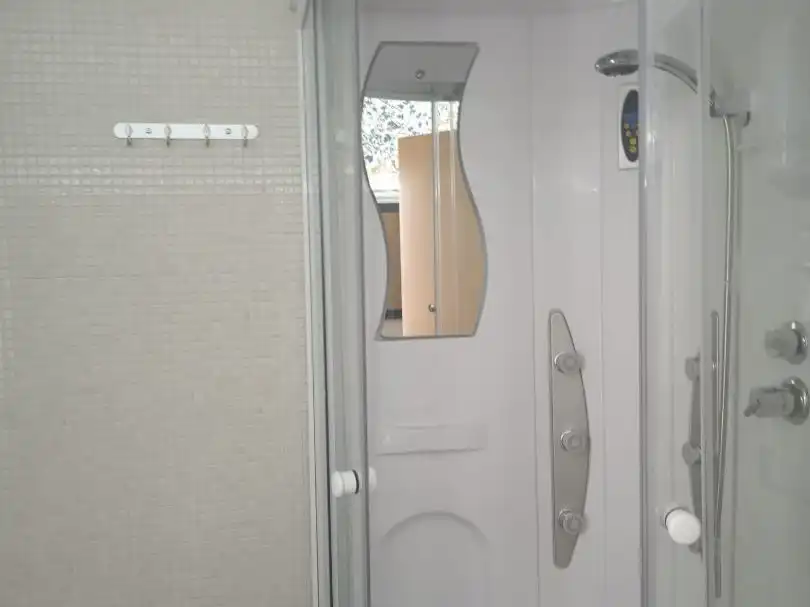 Ático de alquiler en Calle de Fernando Vela, 20, Milán - Pumarín Baño de Ático de alquiler en Oviedo con Calefacción, Terraza y Amueblado