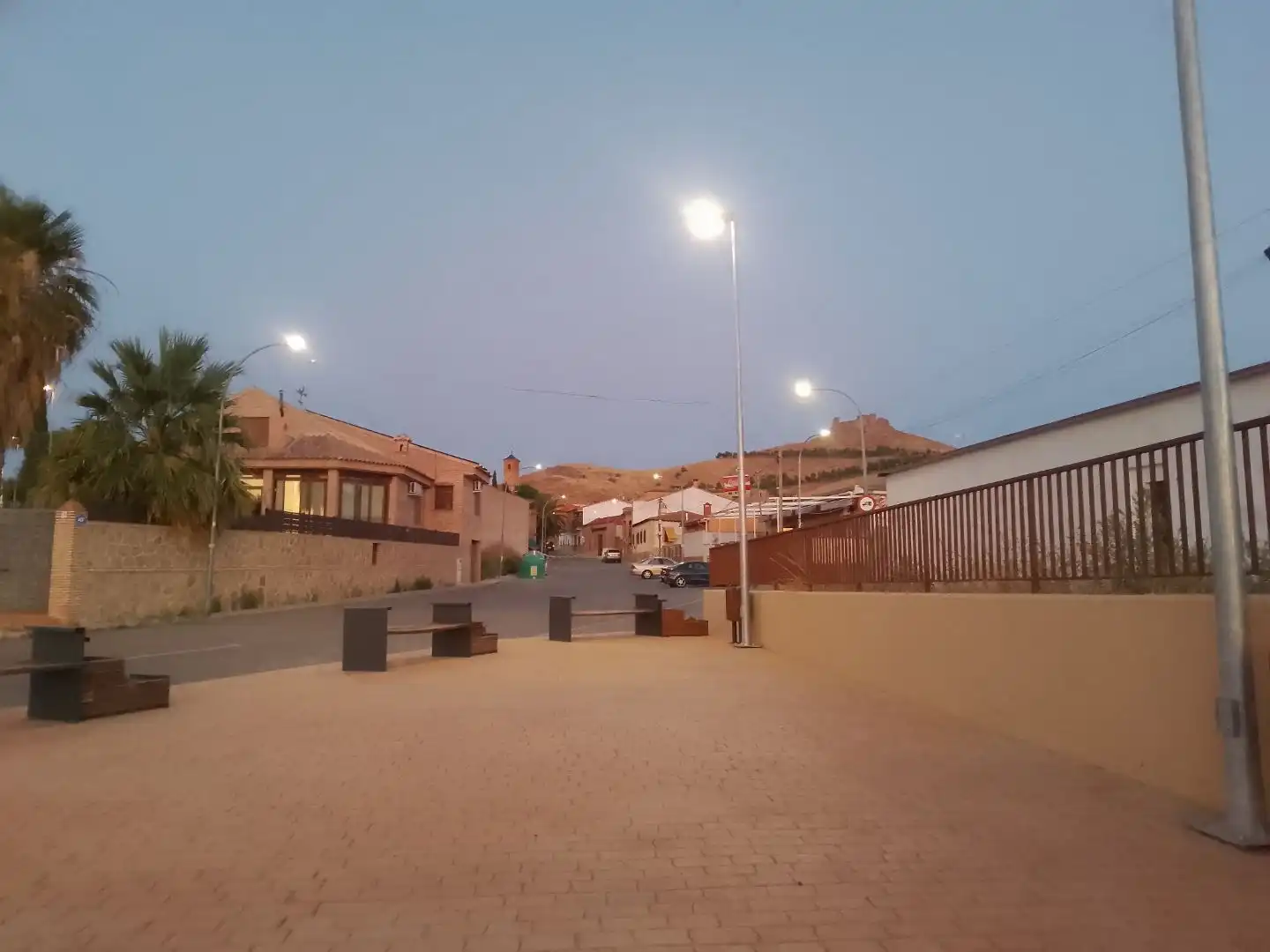 Vista exterior de Casa o xalet en venda en Almonacid de Toledo amb Aire condicionat, Jardí privat i Terrassa