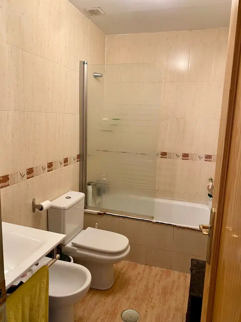 Piso en venta en Calle Rodríguez de la Fuente, 12, Aljomahima - Ermita Baño de Piso en venta en Las Gabias con Aire acondicionado
