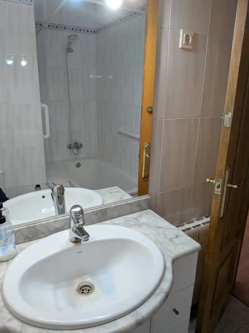 Piso de alquiler en Avinguda dels Quinze, 2, Vilapicina i la Torre Llobeta Baño de Piso de alquiler en Barcelona con Calefacción, Parquet y Amueblado