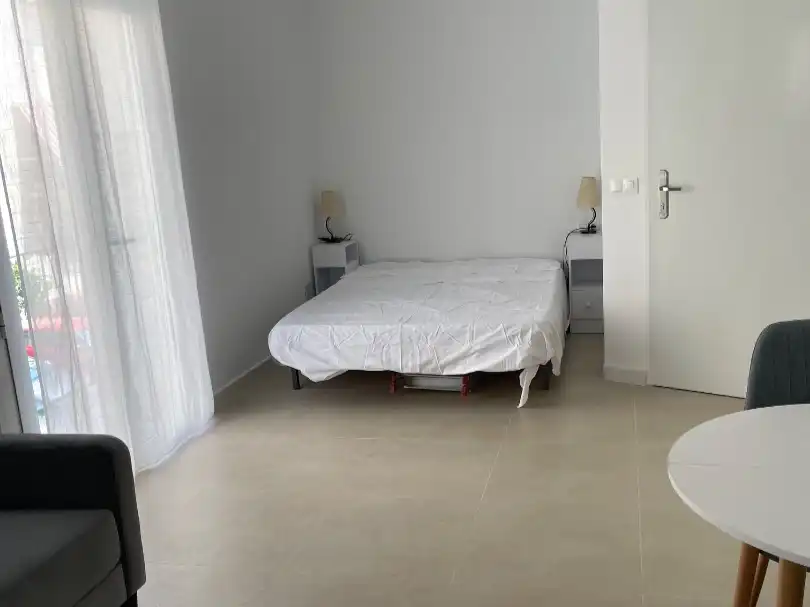 Study for rent in Calle Teniente Salvio Ravassa, 3, Carranque - Haza Cuevas Bedroom of Study for rent in Málaga Capital with Air Conditioner and Balcony