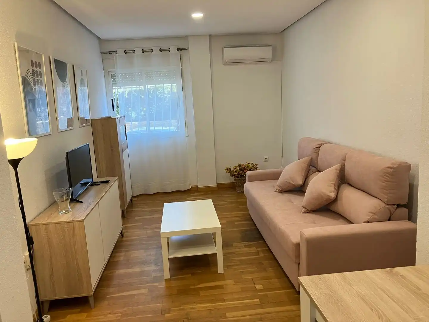 Apartments for rent in Calle Luis Buñuel, 2, Sur Living room of Apartments for rent in Mérida with Air Conditioner, Parquet flooring and Furnished