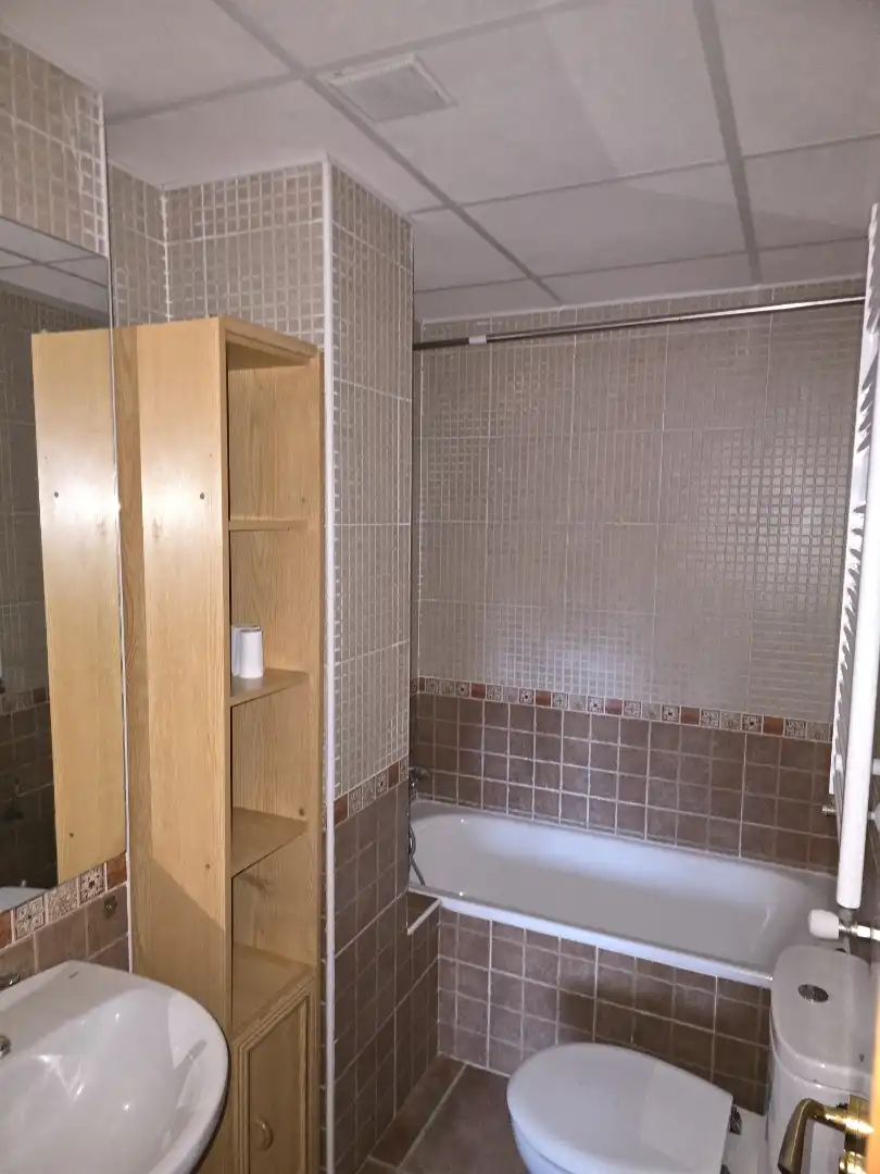 Wohnung zum Verkauf in Calle García del Real, 75, Las Navas del Marqués Badezimmer von Wohnung zum Verkauf in Las Navas del Marqués mit Heizung, Parkett und Möbliert