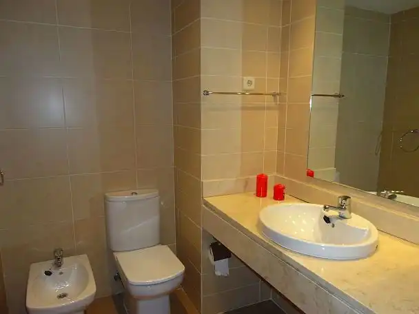 Piso de alquiler en Paseo de la Estación, 19, Estación Baño de Piso de alquiler en Valdemoro con Aire acondicionado, Calefacción y Jardín privado