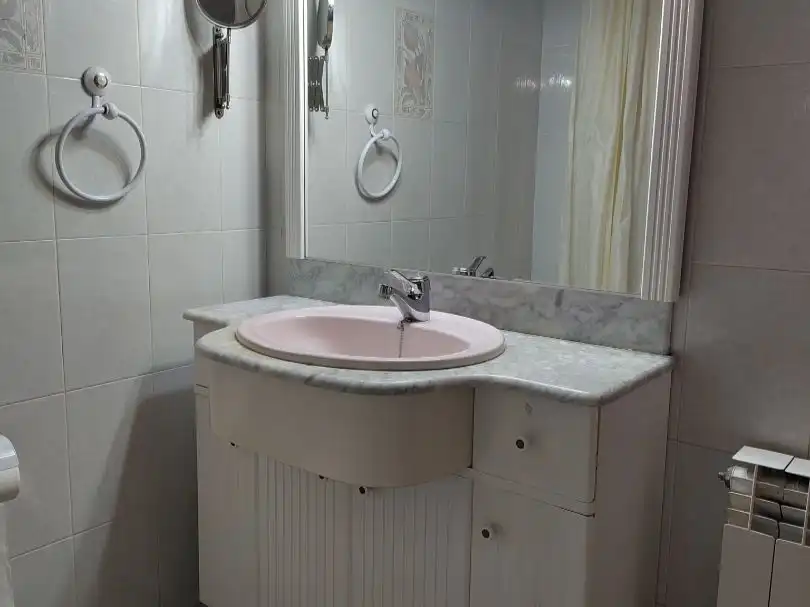 Baño de Piso de alquiler en Lleida con Aire acondicionado, Parquet y Amueblado