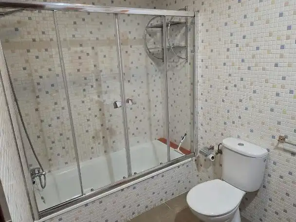 Bathroom of Flat for rent in Valladolid  with Heating, Parquet flooring and Storage room