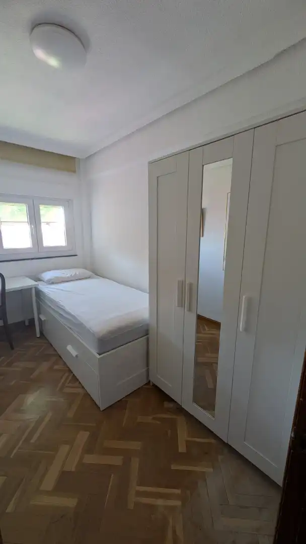 Room in Calle de San Marcelo, 22, Ventas Bedroom of Flat for share in Madrid with Air Conditioner, Heating and Parquet flooring