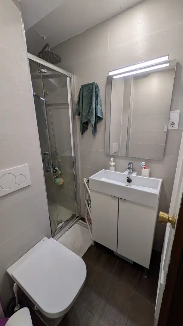 Room in Calle de San Marcelo, 22, Ventas Bathroom of Flat for share in Madrid with Air Conditioner, Heating and Parquet flooring