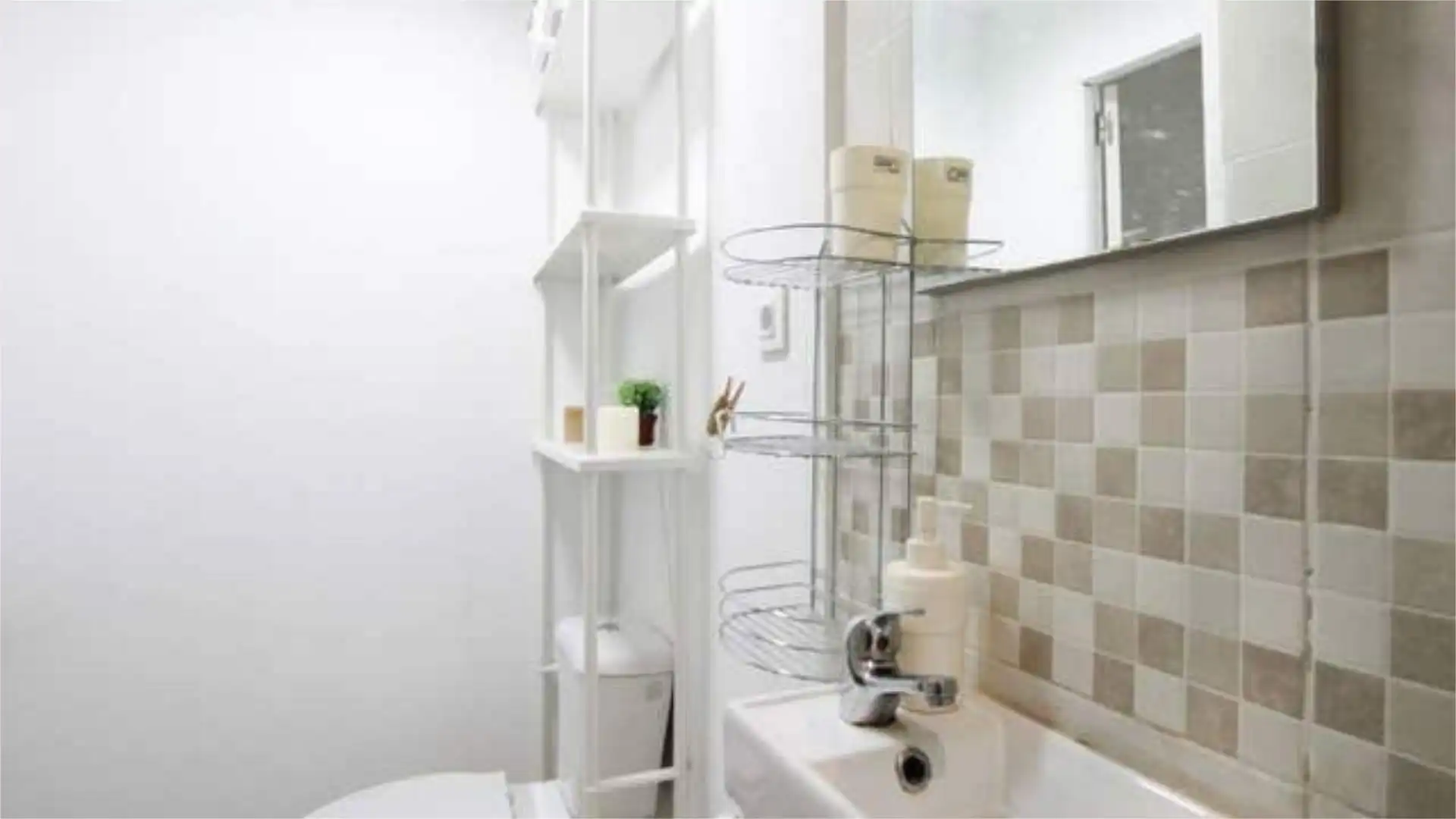 Study for rent in El Carmel Bathroom of Study for rent in Barcelona with Heating and Pets allowed