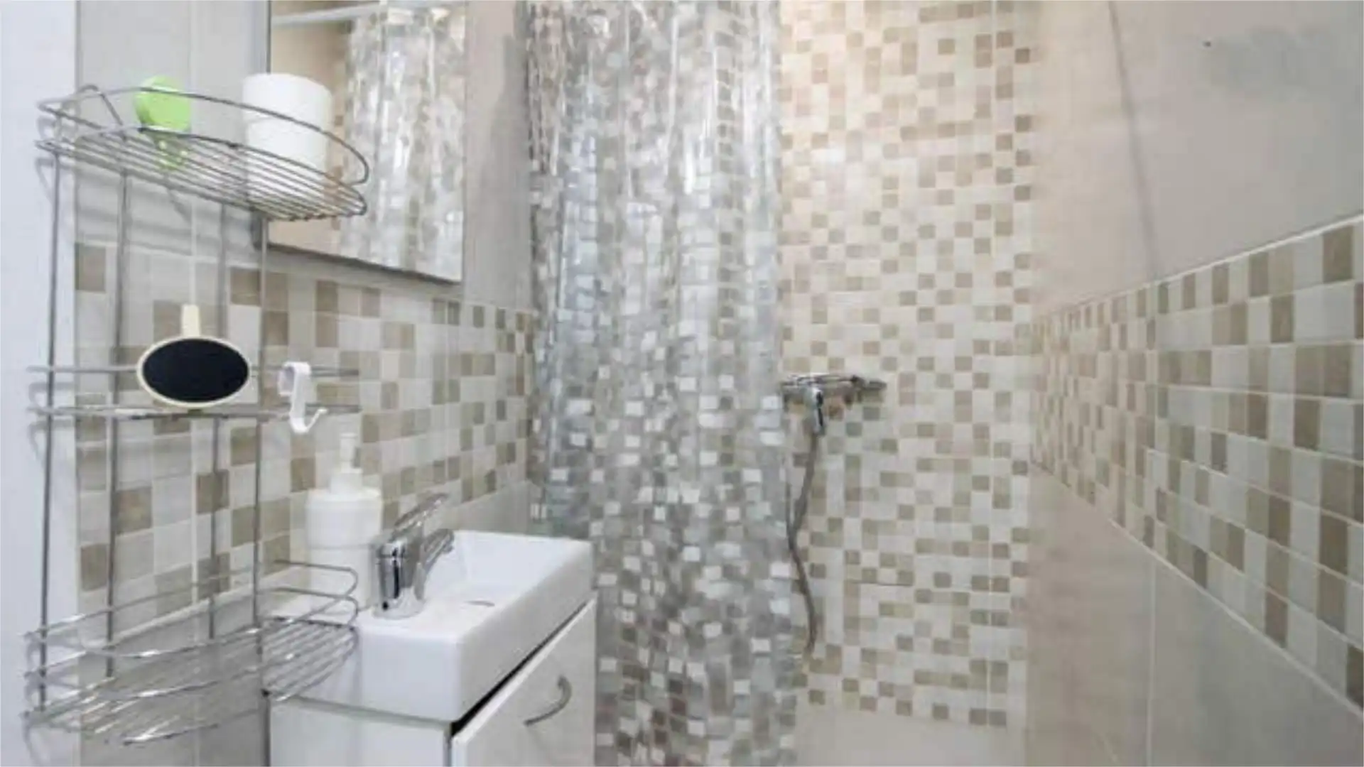 Study for rent in El Carmel Bathroom of Study for rent in Barcelona with Heating and Pets allowed