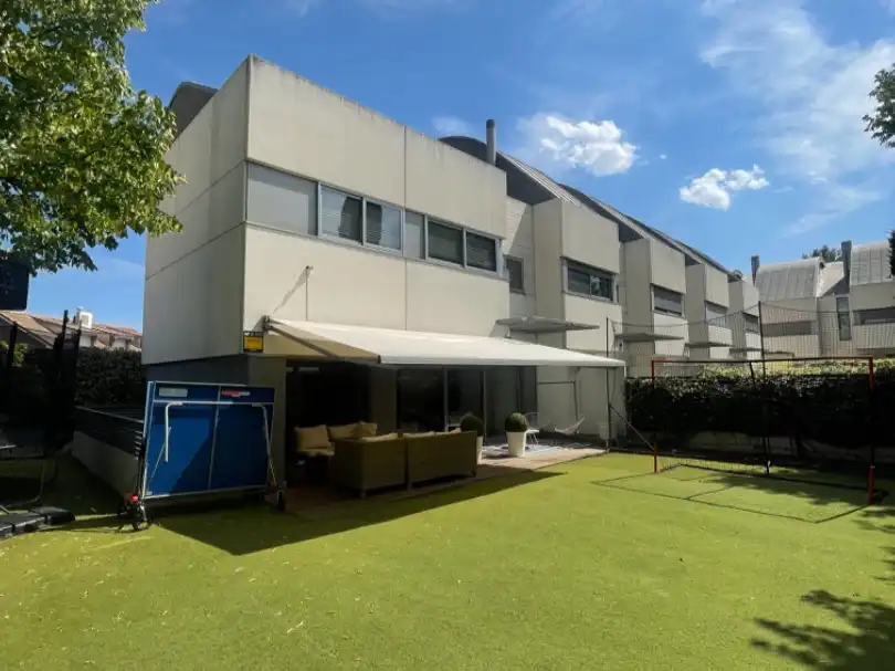 Casa adosada en venda a Carretera de Carabanchel, 20, Pueblo Vista exterior de Casa adosada en venda en Pozuelo de Alarcón amb Aire condicionat, Calefacció i Jardí privat