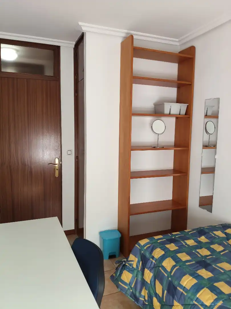 Room in Rúa do Conde de Torrecedeira, 19, Berbés - Peritos