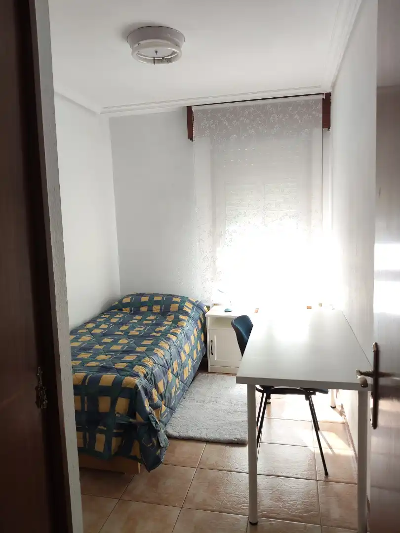 Room in Rúa do Conde de Torrecedeira, 19, Berbés - Peritos