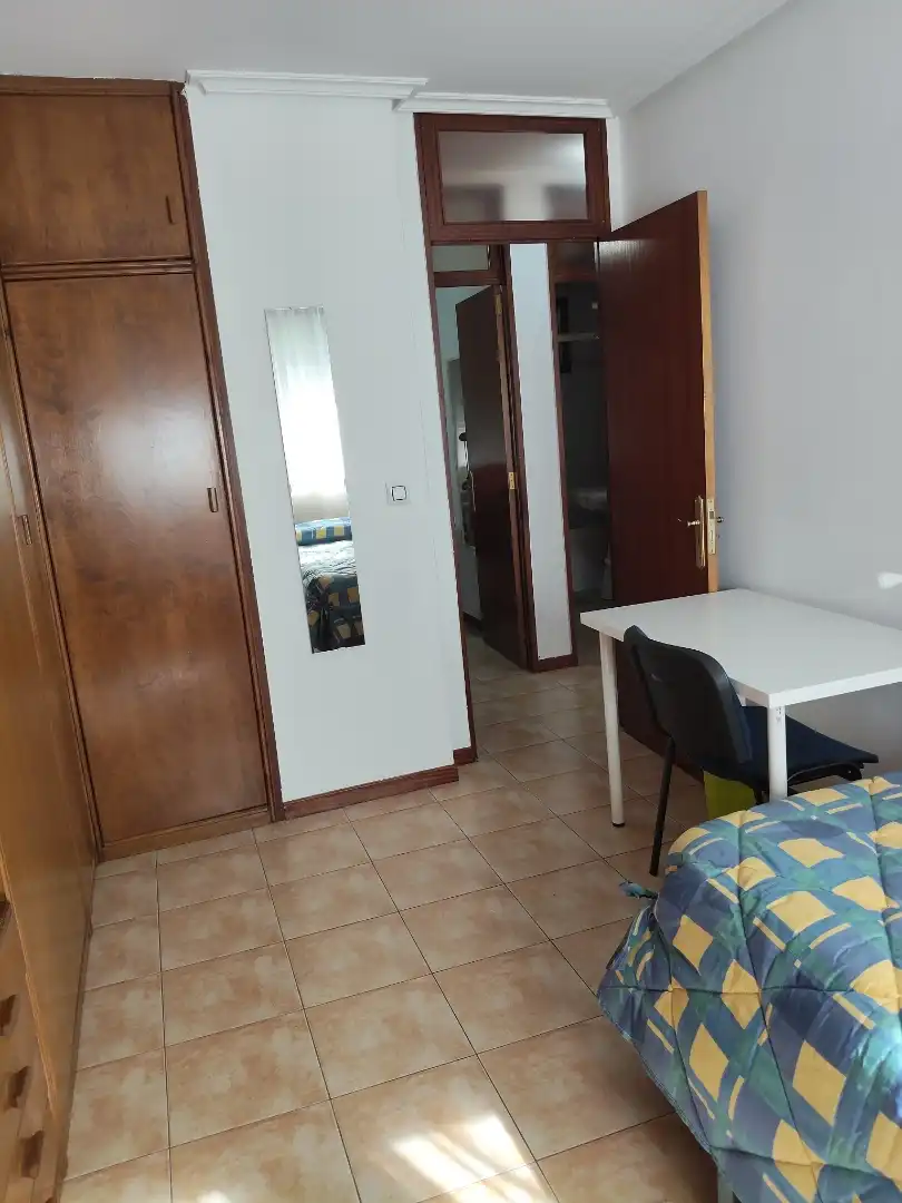 Room in Rúa do Conde de Torrecedeira, 19, Berbés - Peritos