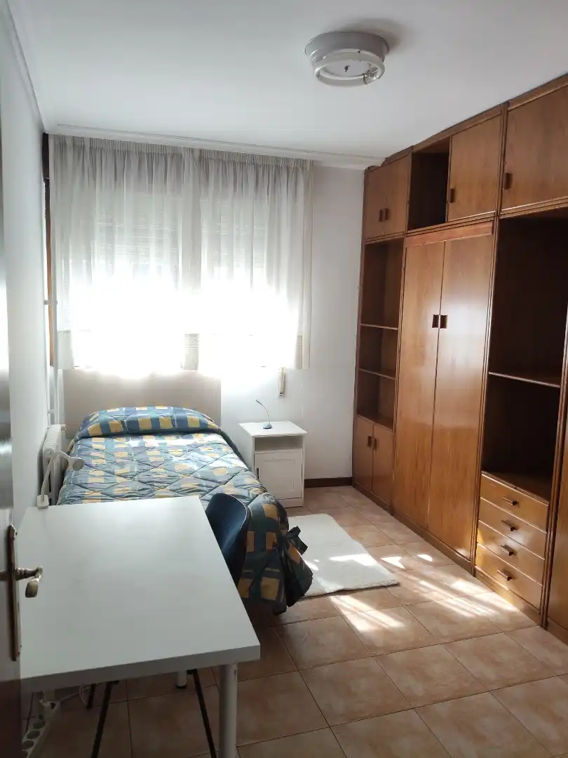 Room in Rúa do Conde de Torrecedeira, 19, Berbés - Peritos