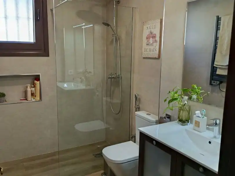 Casa adosada en venta en Calle Constantino Ponce de la Fuente, 41, Sevilla Capital Baño de Casa adosada en venta en Sevilla Capital con Aire acondicionado y Terraza